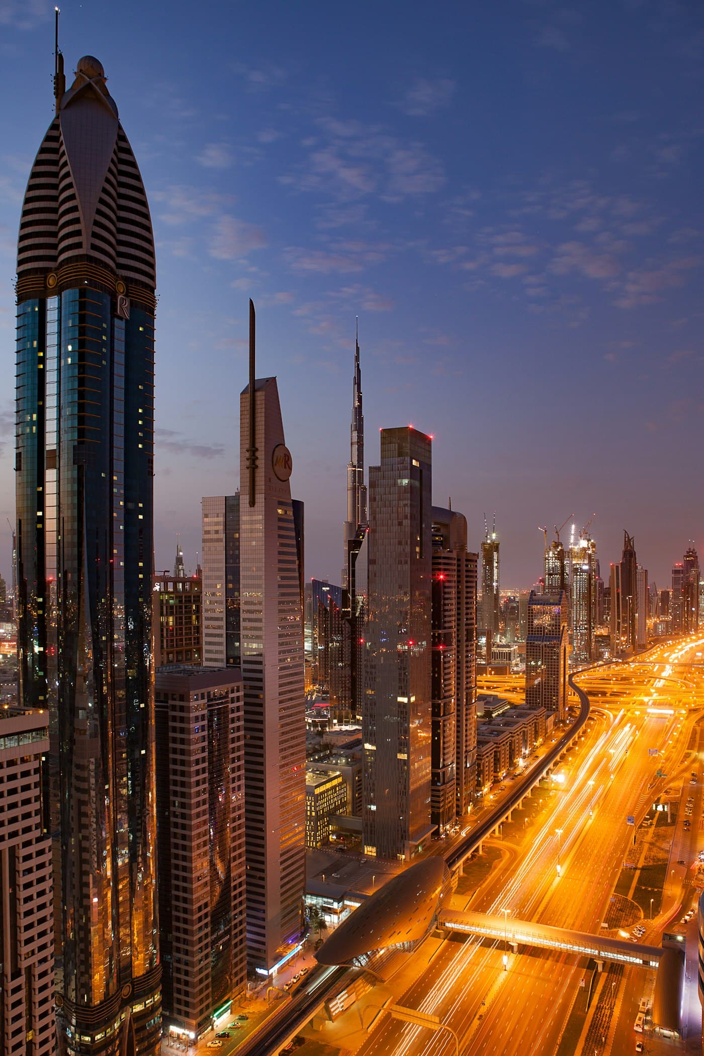 Les tours de Sheikh Zayed Road, à Dubaï, au crépuscule